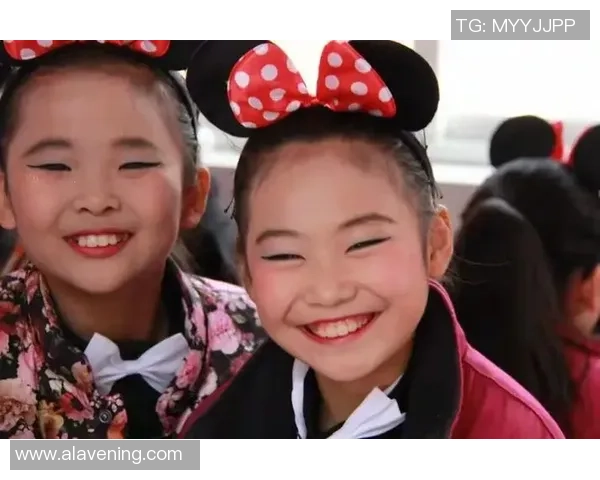 理发后变身足球明星的女孩展现独特魅力与自信风采