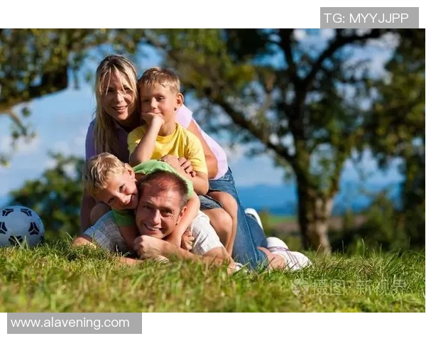 足球明星与孩子们的幸福生活揭秘:他们如何平衡事业与家庭