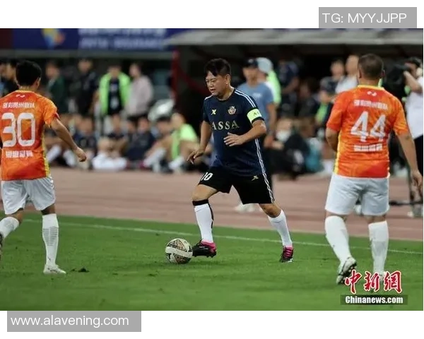 足球明星赛精彩瞬间合影展现球场魅力与友谊的完美结合